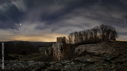 Burg Reußenstein auf der Schwäbischen Alb im Abendrot mit Felsen im Vordergrund