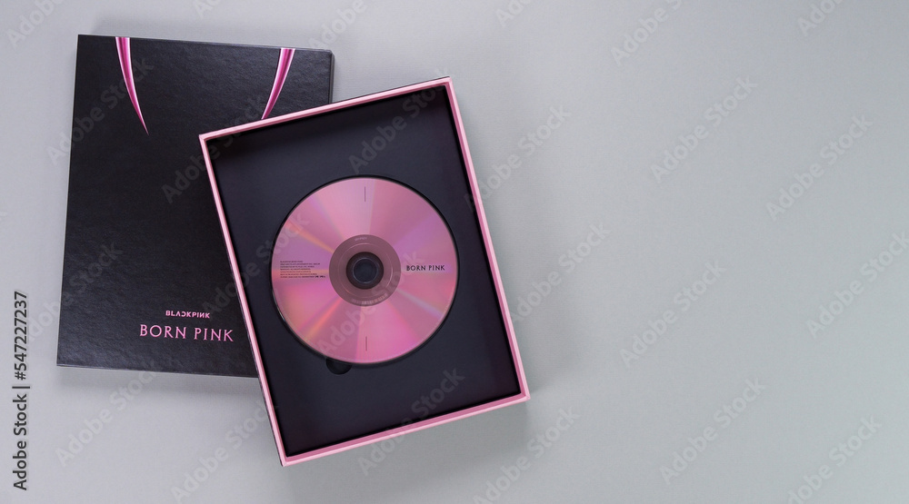Fotka „BlackPink BORN PINK 2nd Album Box set on grey background. Pink ...
