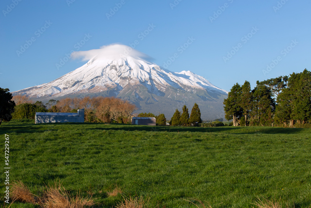 Fototapeta premium snowy mountain Taranaki sheds