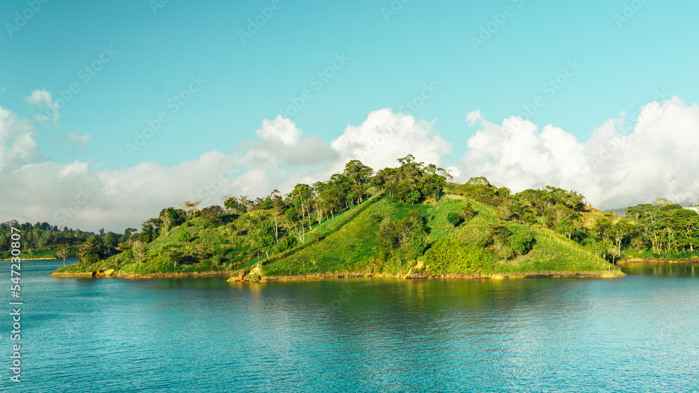 Lago de Guatape con montañas, cielo y nubes Lago de Guatape con montañas, cielo y nubes
