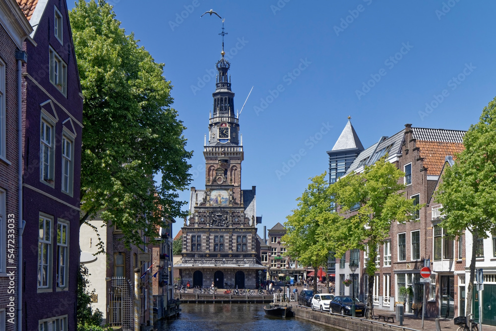 Naklejka premium Alkmaar in the Netherlands - picturesque water channels