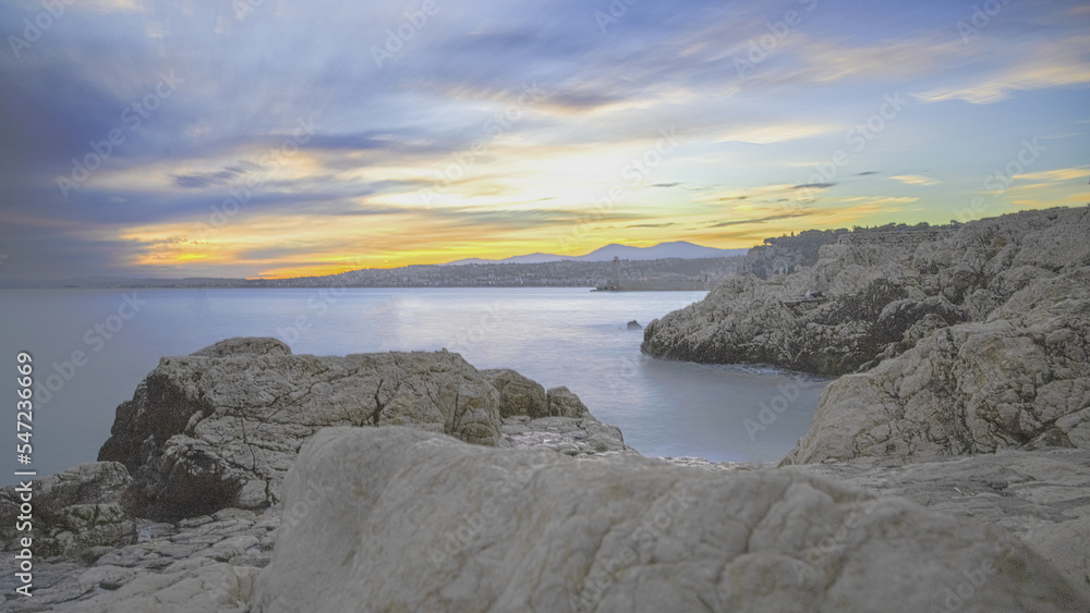 Coucher de soleil en pose longue sur la baie des anges sur la Côte d'Azur
