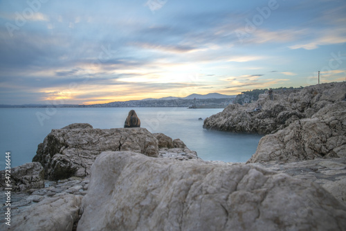 Coucher de soleil en pose longue sur la baie des anges sur la Côte d'Azur