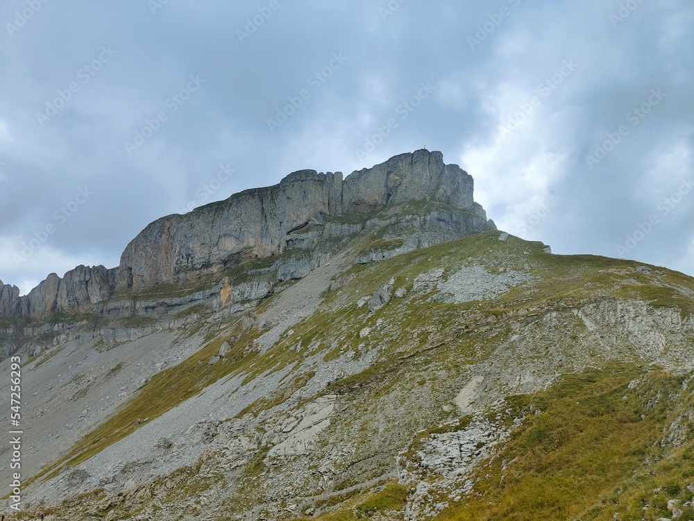 Fototapeta premium Felsmassiv in den Wolken
