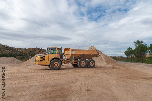 Tipper truck for exclusive use in mines, construction sites and quarries, also called lizard for its way of turning, used for moving large quantities of earth or ore.