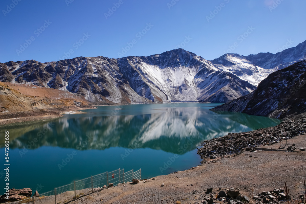 lago azul refletido nas águas cristalinas no meio das montanhas de gelo com ceu azul em pleno inverno