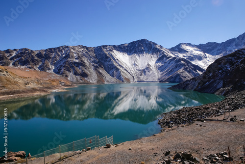 lago azul refletido nas águas cristalinas no meio das montanhas de gelo com ceu azul em pleno inverno