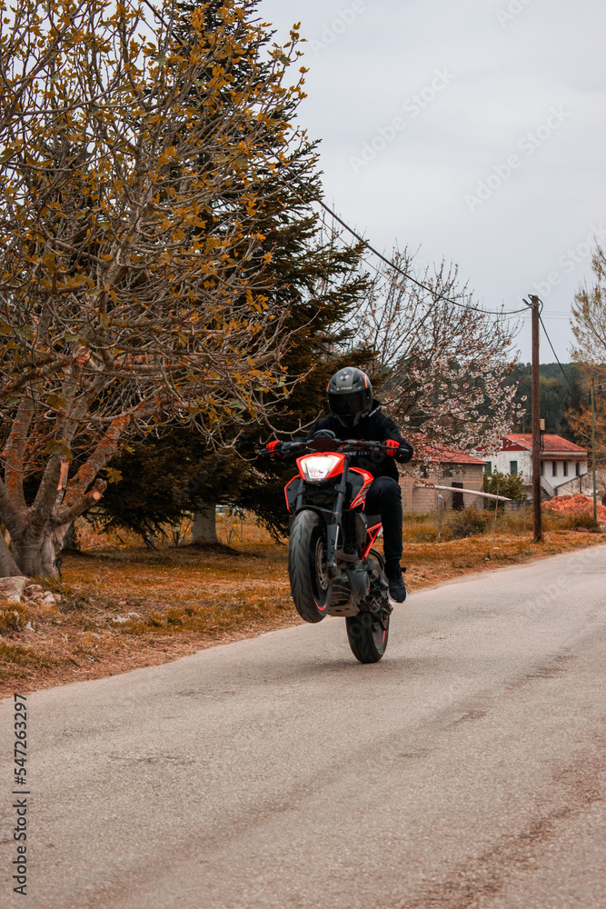 Obraz premium person riding a motorcycle ktm duke