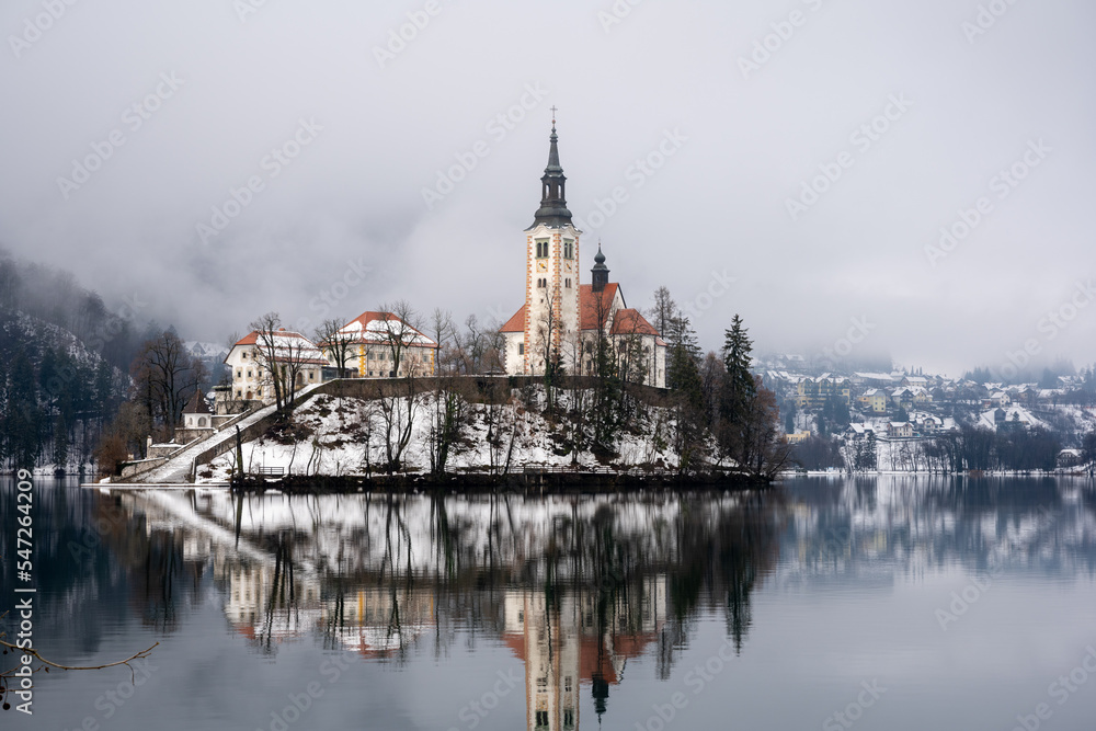 Obraz premium Church on the lake