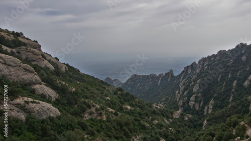 Montserrat, najsłynniejsza góra Kataloni. Masyw w kształcie wystrzerbionej piły skierowanej ku niebu