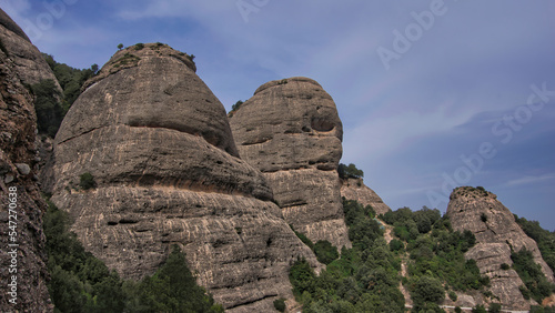 Z języka katalońskiego Montserrat oznacza “postrzępiona góra", masyw przypomina swoim wyglądem piłę z zębami. Miejsce to, chociaż oddalone o czterdzieści kilometrów od Barcelony, drastycznie kontrastu