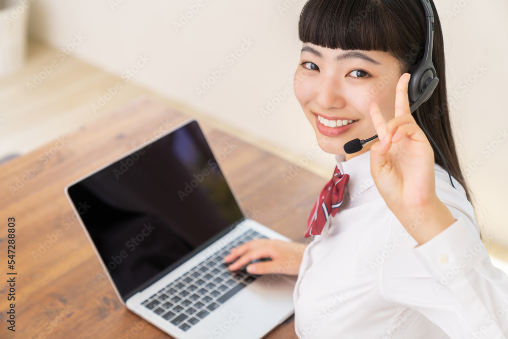 パソコンで勉強する女の子 制服 通信学習 パソコンで勉強する女の子 制服 通信学習