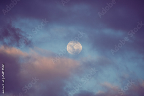 Lua cheia entre Nuvens.