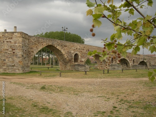 Puente del Paso Honroso, Hospital de Orbigo, León, España photo