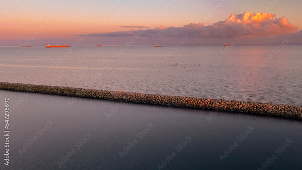 Obraz premium Sunset over the sea