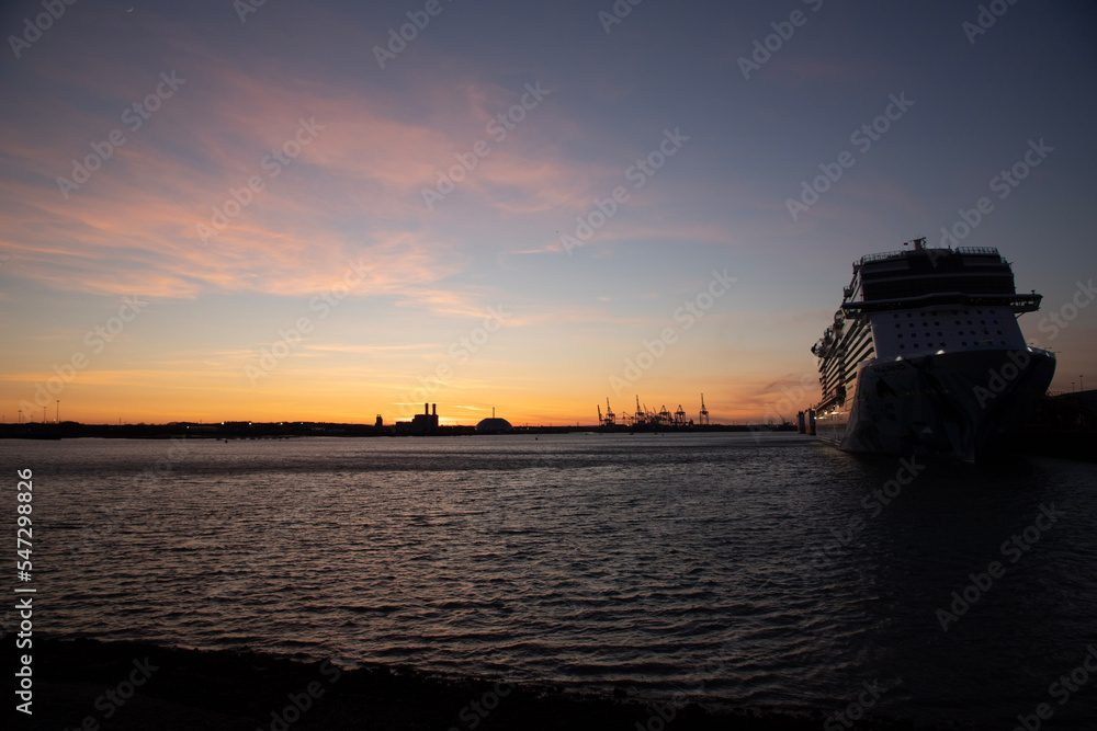 Obraz premium Sunset on the river
