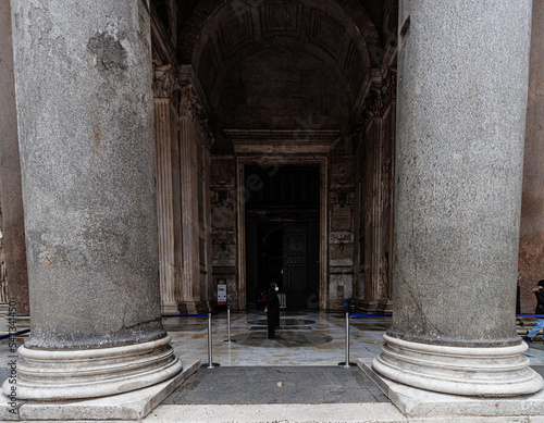 Canvas Print THE MAJESTIC COLUMNS AND THE ENTRANCE OF THE PANTHEON OF ROME