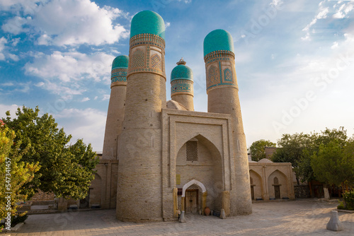 Foto The ancient Chor Minor madrasah on a sunny September morning