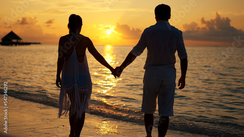Tableau sur toile Cropped Image Of Couple Holding Hands
