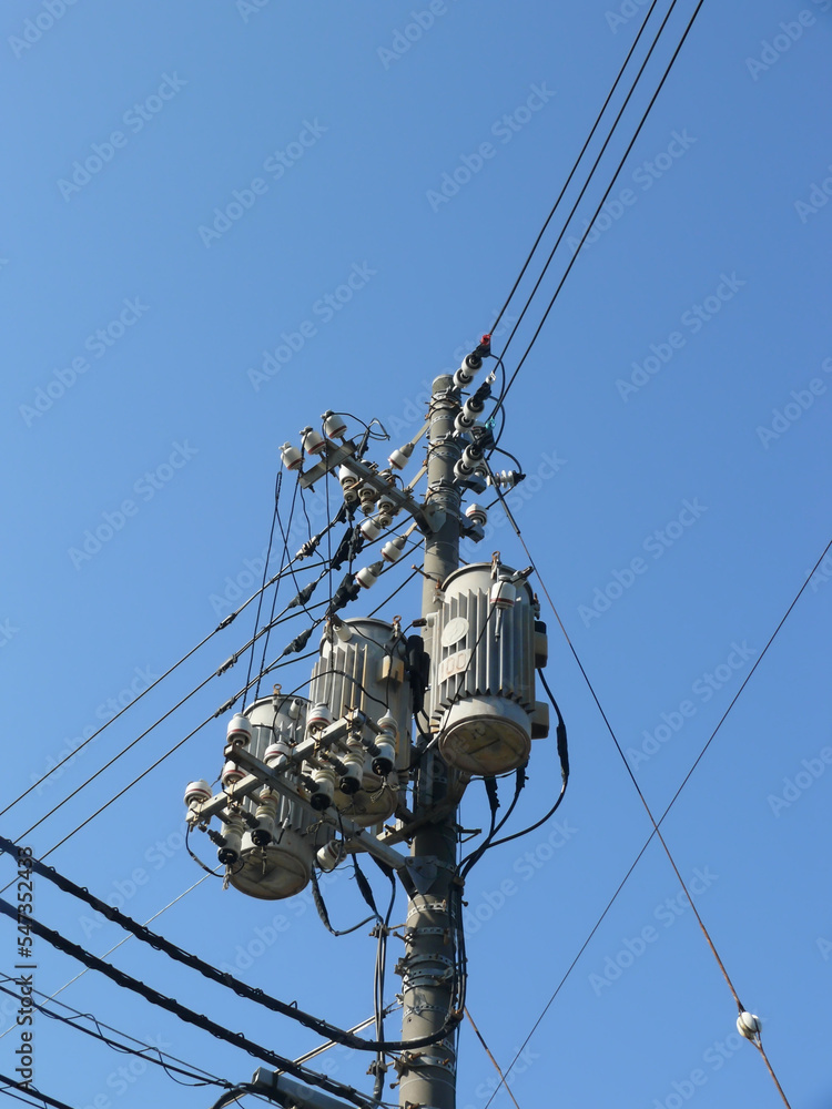 電柱上の三機のトランス。 The triple voltage transformers on the utility pole ...