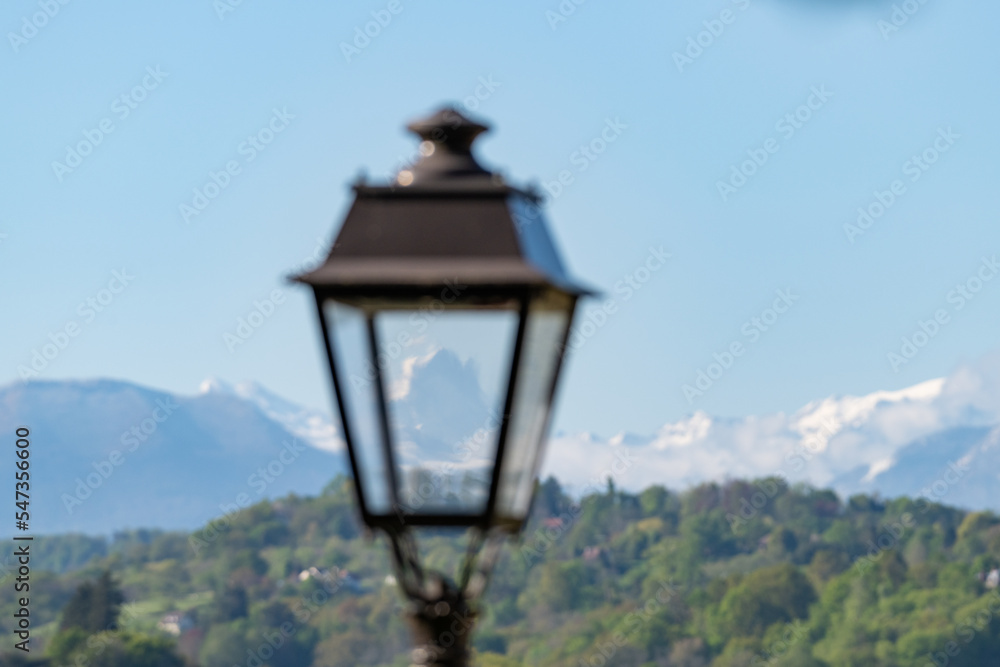 L'Ossau au  travers d'un lampadaire,  Pau, Boulevard des Pyrénées, Béarn, France
