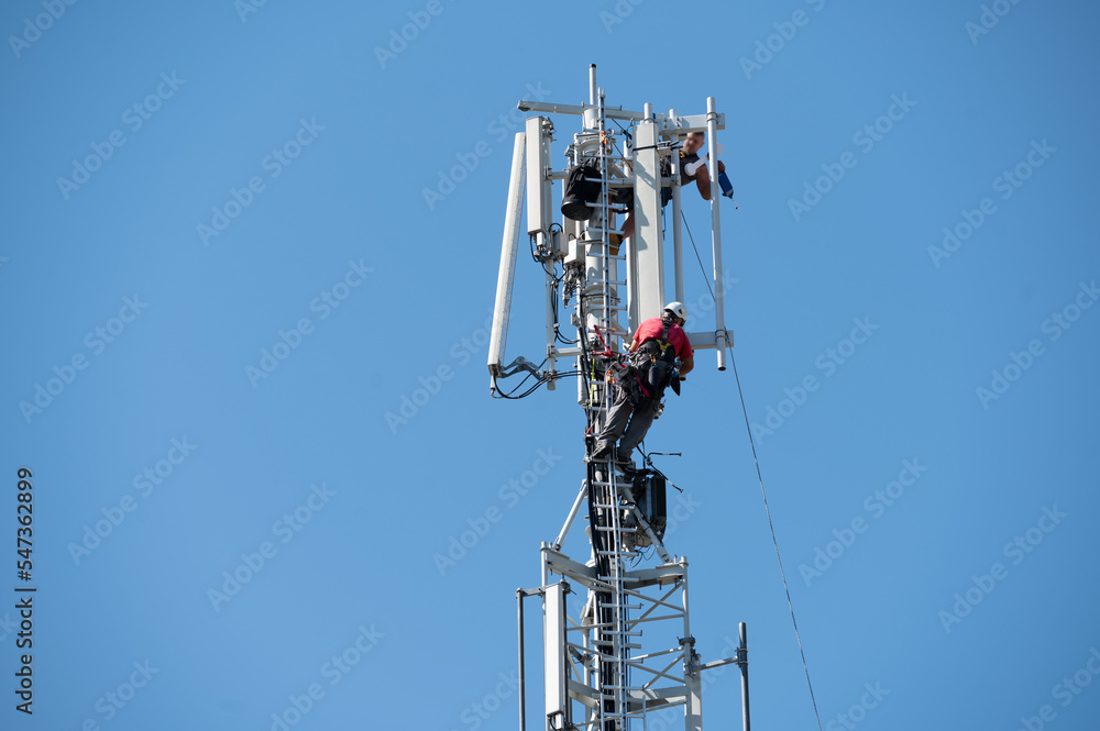 Servicearbeiten an einer Telekomantenne Servicearbeiten an einer Telekomantenne