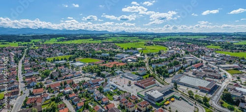 Panorama-Blick zum Alpenrand nahe Marktoberdorf im Ostallgäu