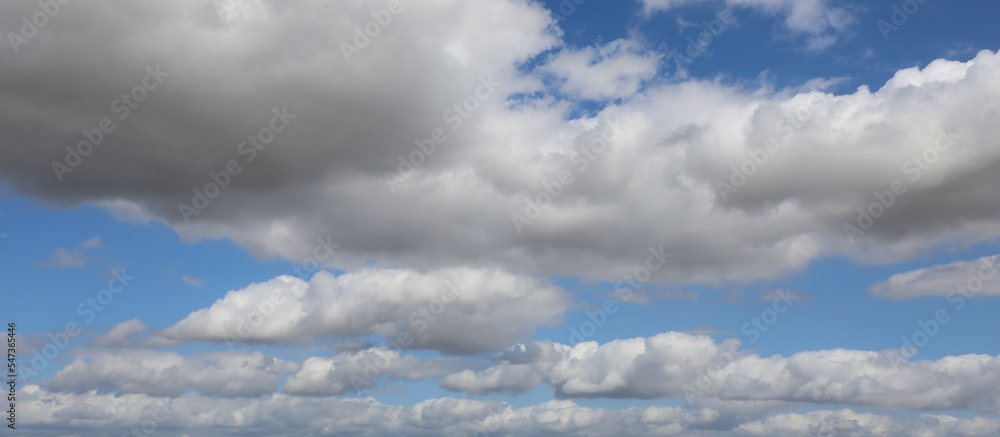 Obraz premium blue background with high white clouds on a spring day