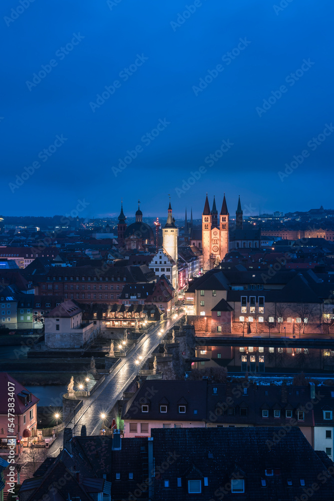 Würzburg in schönem Licht zur blauen Stunde.