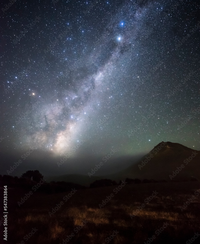 Milchstraße über den neblige Hügeln Neuseelands.
