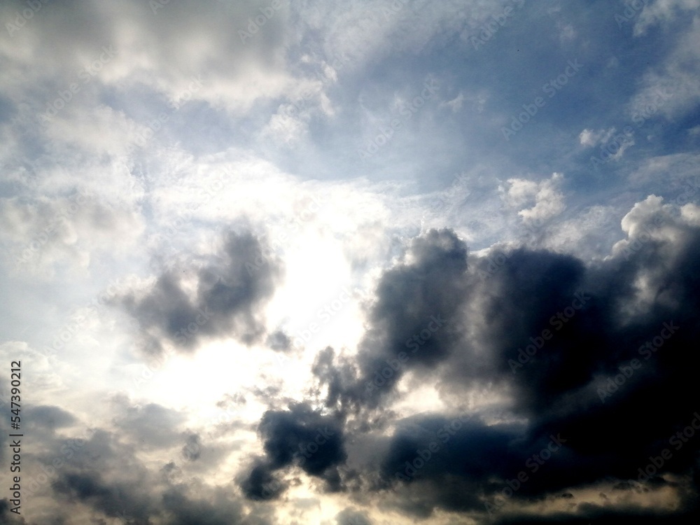 印象的な雲と空　雲間から太陽の光