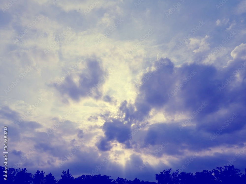 印象的な雲と空　雲間から太陽の光