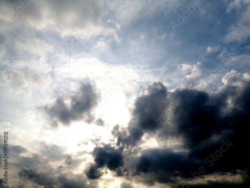 印象的な雲と空 雲間から太陽の光