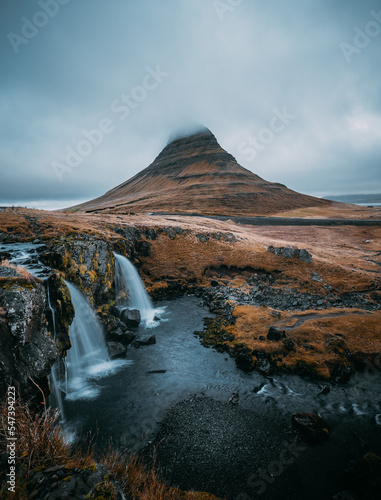Kirkjufellsfoss
Berg im Nebel mit Wasserfall