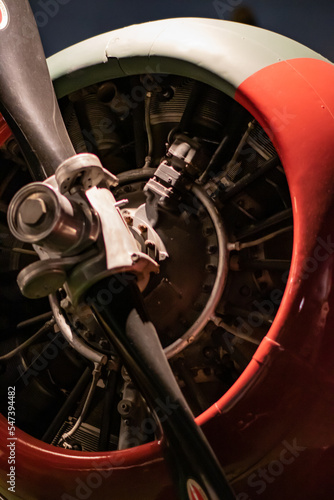Fotobehang WWII era drag tail propeller engine fighter airplane