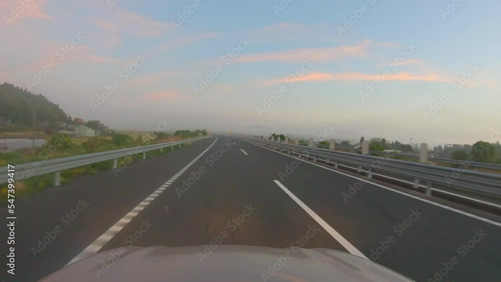 緑が綺麗な郊外の道路 緑が綺麗な郊外の道路