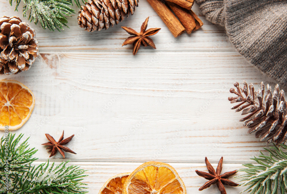 Obraz premium Christmas decoration with presents making a frame with copy space.