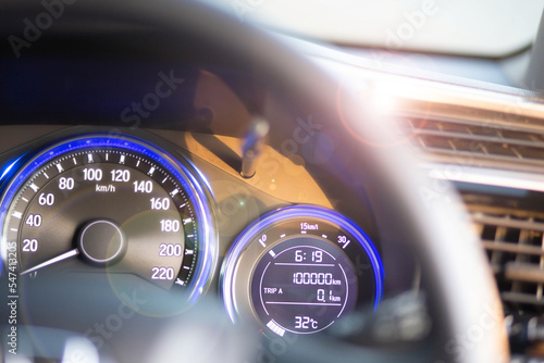Fotografía Car dashboard odometer showing 100,000 miles, car maintenance at 100,000 miles, important to replace when the maintenance interval specified in the car manual is reached