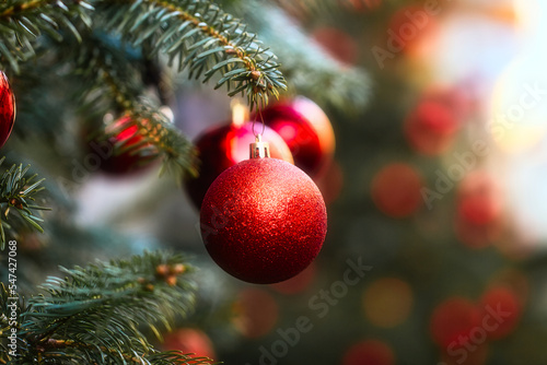 Weihnachtskugeln auf einem Christbaum. Weihnachts Dekoration.