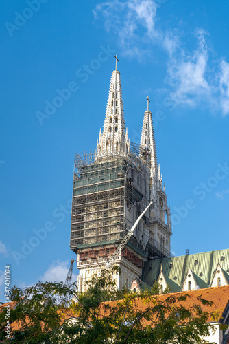 Fotografiet close-up view of the difficult restoration works on the historic Zagreb Cathedra