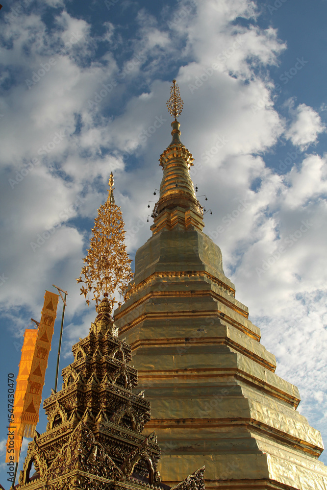 Fototapeta premium The golden chedi with blue sky background
