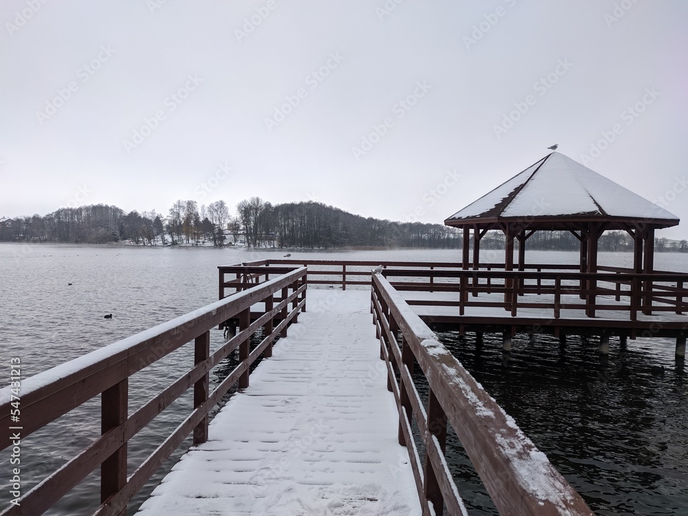 Naklejka premium pier on the lake