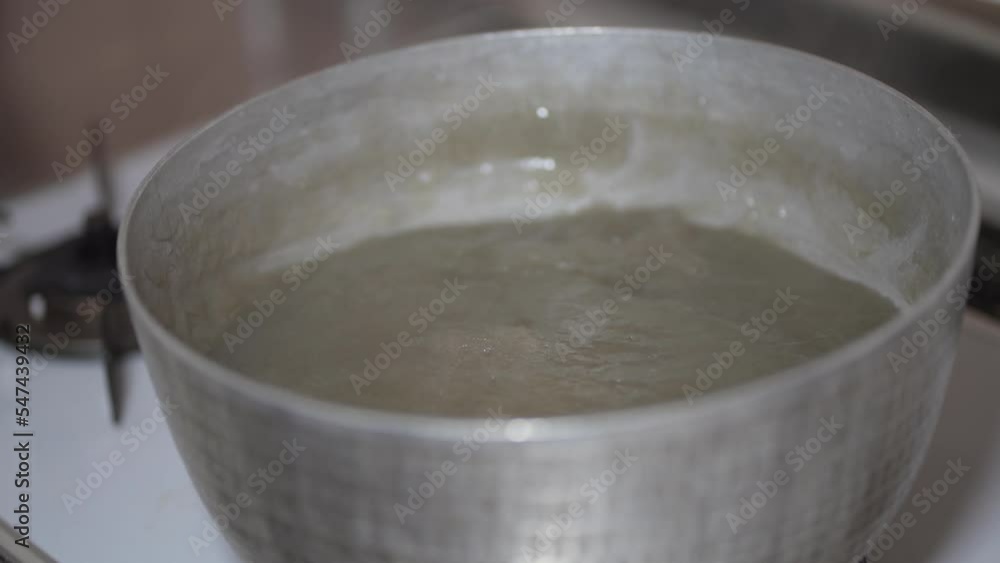手作りのこんにゃくから湯気が出る様子 手作りのこんにゃくから湯気が出る様子