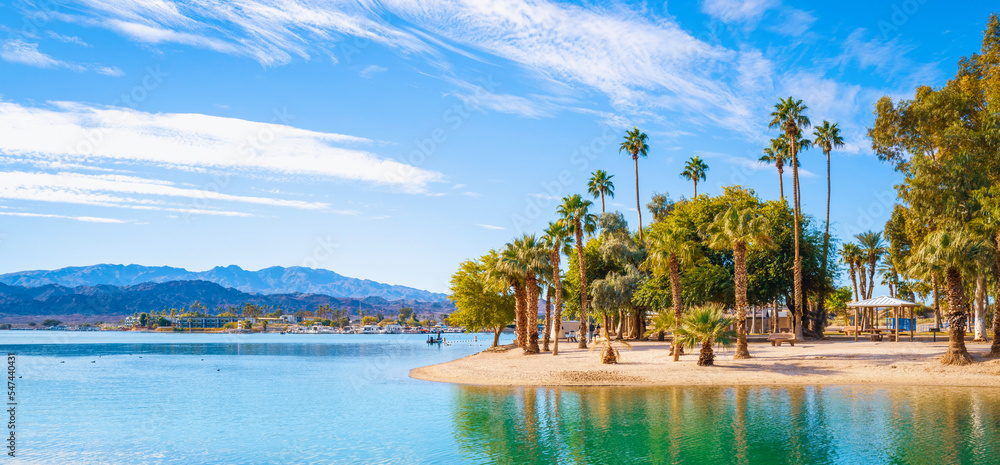 Obraz premium Tranquil lakefront walking trail landscape at Lake Havasu and turquoise-colored water in Havasu City, Arizona