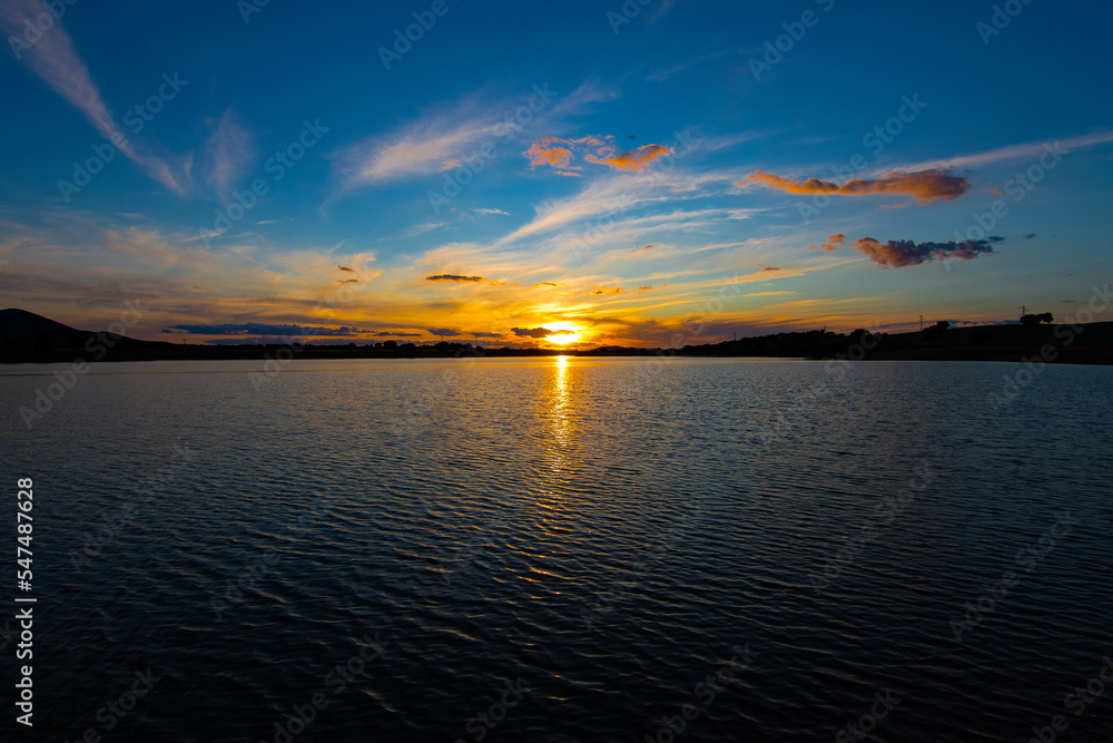 Naklejka premium sunset over the lake