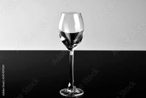 pusty kieliszek do wina na białym i czarnym tle, czarno-białe tło i szkło, empty wine glass on white and black background, black and white background and glass