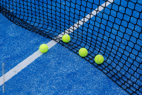 paddle tennis balls at the net of a paddle tennis court © Vic