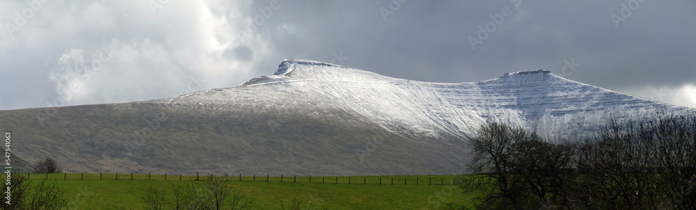 The twin summits of Pen y Fan and Corn Du, the highest mountains in southern Britain in the Brecon Beacons National Park, Powys, Wales, UK - obrazy, fototapety, plakaty 