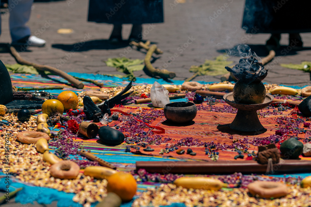 Fototapeta premium Ritual indígena andino en Otavalo Ecuador Sur America donde comparten alimentos de la tierra comida entre todos los indígenas otavalos