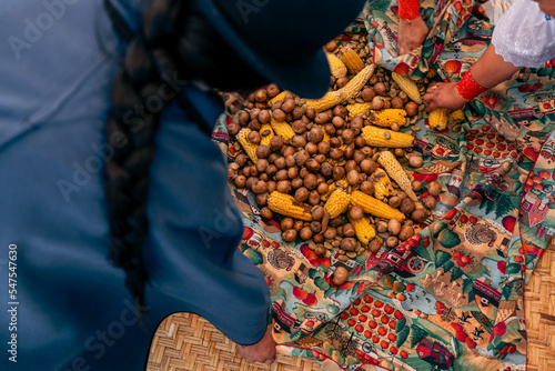 Konstfotografi Ritual indígena andino en Otavalo Ecuador Sur America donde comparten alimentos